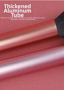 Dettaglio dei puntali in alluminio oro rosa opaco e setole morbide dei pennelli da trucco