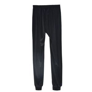 Dettaglio dei pantaloni jogger neri lucidi con vita e polsini elasticizzati