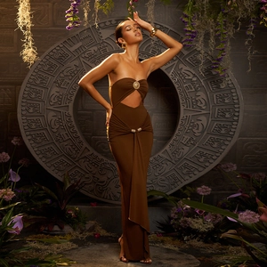Détail de la découpe et des ornements dorés sur une robe longue marron bustier élégante