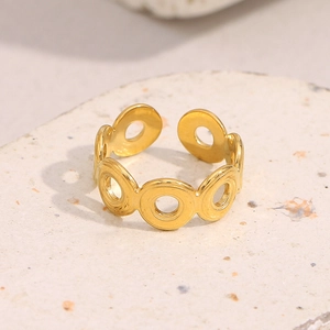 Gros plan d'une bague ouverte minimaliste en acier inoxydable plaqué or 18 carats