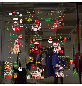Vue détaillée des autocollants de Noël pour fenêtres avec divers chiens en chapeaux