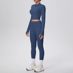Détail du legging yoga taille haute et veste zippée avec passe-pouces en bleu gris