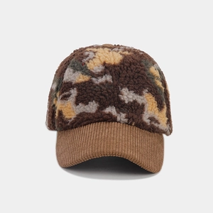 Détail de casquette peluche camouflage d'hiver avec cache-oreilles et bord velours