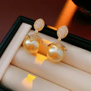 Eleganti orecchini placcati oro 18k con zircone a foglia e perle dorate lucide