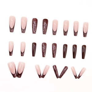 Uñas postizas de bailarina con purpurina roja oscura y rosa nude estilo francés chic