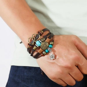 Retro Türkis Herz Blume Anhänger Leder Armband mehrlagig am Handgelenk getragen