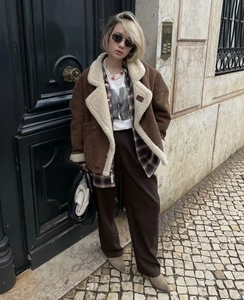 Détail d'une veste vintage marron avec doublure en polaire beige et col à revers chaud