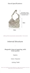 Dettaglio della borsa tote a scacchi 40x30cm con motivo a cuore e chiusura magnetica