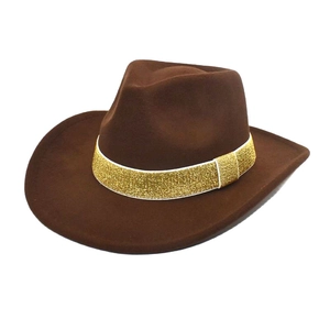 Chapeau de cowboy marron foncé en feutre avec ruban doré scintillant sur fond blanc