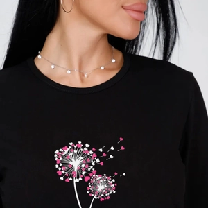 T-shirt nera da donna con stampa soffione a cuore e collana in argento dal design moderno