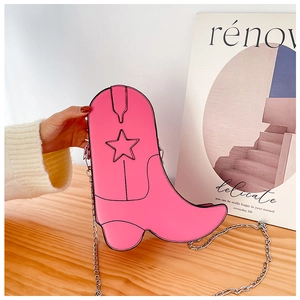 Gros plan d'un sac à bandoulière rose en forme de botte avec détail d'étoile