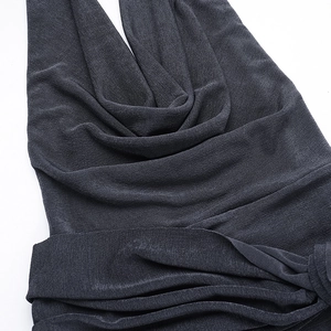 Primo piano dettagliato del tessuto grigio antracite con eleganti drappeggi e pieghe