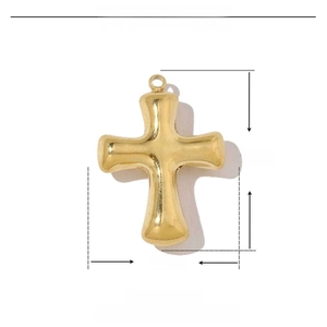 Détails du pendentif croix en acier inoxydable doré, dimensions de 27 mm sur 20 mm