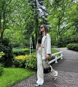 Tenue outdoor avec blazer croisé crème et pantalon large à taille haute élégant