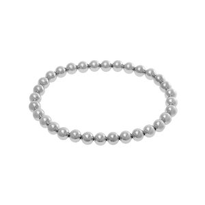 Dettaglio di un bracciale a sfere argentate con sfere in metallo lucido e stile minimalista