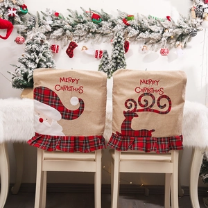 Kerststoelhoezen van jute met rendier borduursel en rode geruite bies decoratie