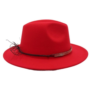 Vue détaillée du chapeau fedora rouge avec cordon noir orné de perles dorées