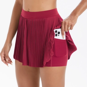Détail de la jupe-short de sport plissée rouge avec short intégré et poche latérale