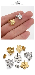 Vue détaillée de boucles d'oreilles fleur en métal martelé avec boucles de suspension