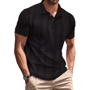 Détail d'un polo noir pour homme montrant la texture côtelée et la coupe ajustée