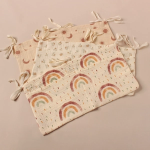 Détails de trois organiseurs de lit en coton mousseline aux motifs bohèmes