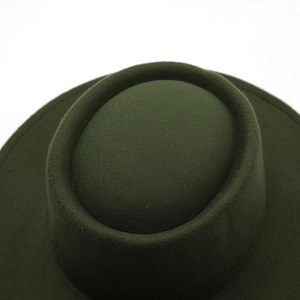 Cappello boater in feltro di lana verde scuro con tesa piatta e stile classico pulito