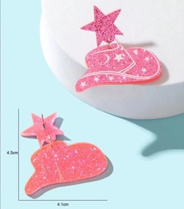Pink glittery acrylic cowboy hat earrings with star motifs and 4.5cm height measurements