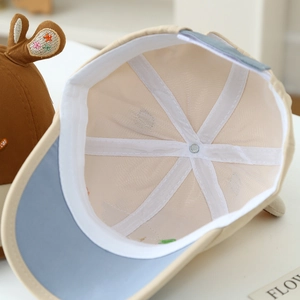 Détail de la doublure en maille respirante et coutures renforcées d'une casquette enfant