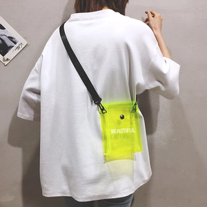 Dettaglio posteriore di una borsa a tracolla in PVC trasparente giallo regolabile