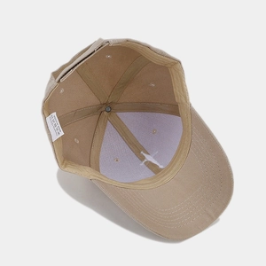 Vue intérieure d'une casquette de baseball en polyester beige avec détails de couture