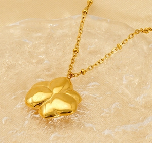 Détail du pendentif trèfle plaqué or 18K avec des pétales en forme de cœur polis
