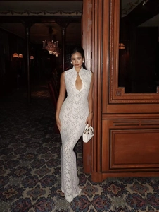 Détail d'une robe élégante en dentelle blanche avec broderie ajourée en décor vintage