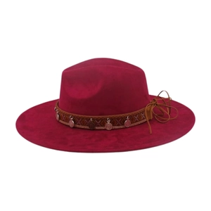 Vue détaillée du chapeau fedora rouge foncé avec broderie ethnique et breloques argentées