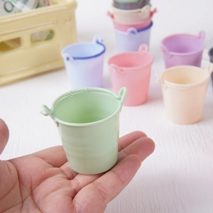 Juego de mini cubos de plástico de colores para casa de muñecas sujetos en mano