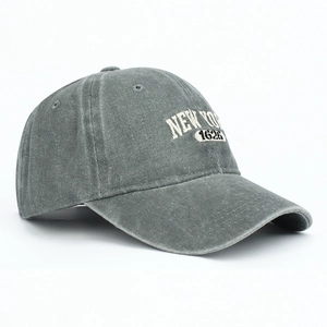 Détail de la broderie blanche New York 1625 sur casquette en coton délavé gris usé