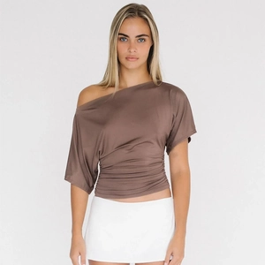 Vue détaillée du crop top marron à épaule dénudée avec fronces pour femme, été 2025