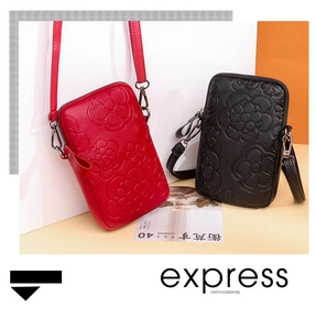 Détail de motif floral gaufré sur sacs à bandoulière pour téléphone en cuir rouge et noir