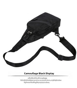 Detaillierte Draufsicht der schwarzen Camouflage-Brusttasche aus abriebfestem Nylongewebe