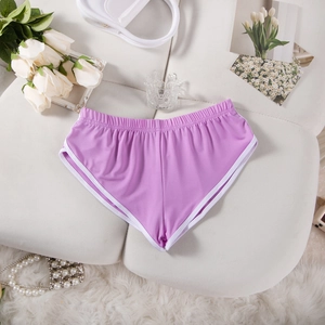 Flachbild von lila Sportshorts mit weißem Rand und elastischem Bund auf weichem Grund