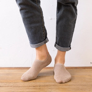 Mens low cut invisible cotton socks in light brown with classic ribbed knit texture