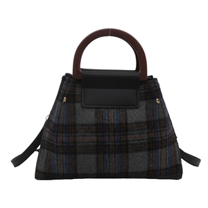 Sac fourre-tout rétro à carreaux avec poignées en bois vintage et rabat en cuir noir