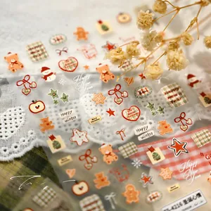 Détail de stickers à ongles de Noël avec des ours mignons et motifs de fête