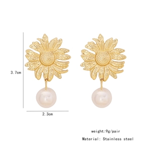 Macro detail of sunflower pearl earrings with dimension and weight specifications