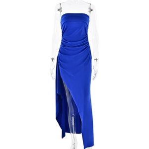 Detailansicht eines eleganten schulterfreien blauen Abendkleids mit Falten und Beinschlitz