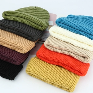 Dicke doppellagige Strickmützen für Damen und Herren in zehn verschiedenen Herbstfarben