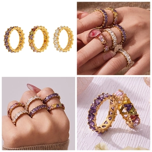 Dettaglio di anelli eternity con zirconi a cuore in oro con varie opzioni di colore