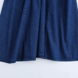 Dettaglio dell'orlo a pieghe e della trama del tessuto denim su questo abito lungo