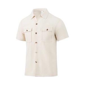 Detalle de la textura de punto gofrado en camisa de hombre de manga corta con bolsillos