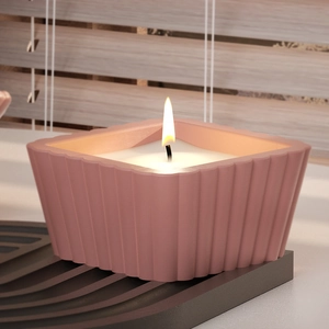 Vue détaillée du pot à bougie carré rose Morandi avec mèches et rayures verticales
