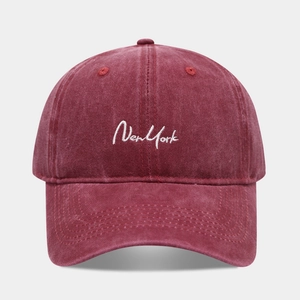 Détail d'une casquette bordeaux en coton lavé avec broderie New York blanche
